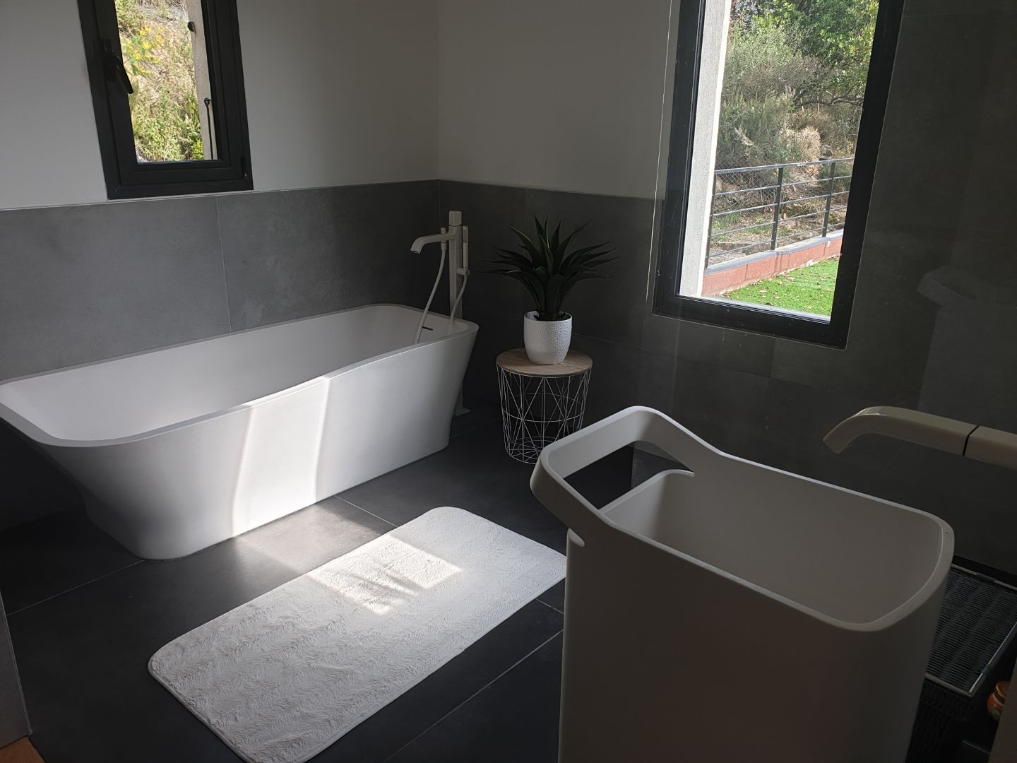 Salle de bain en gris anthracite - FS Plomberie Nice